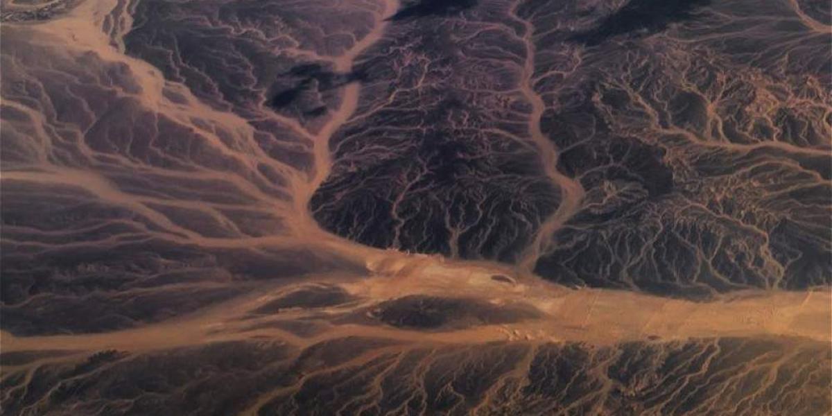 Esta imagen muestra un río seco en el desierto del Sahara.