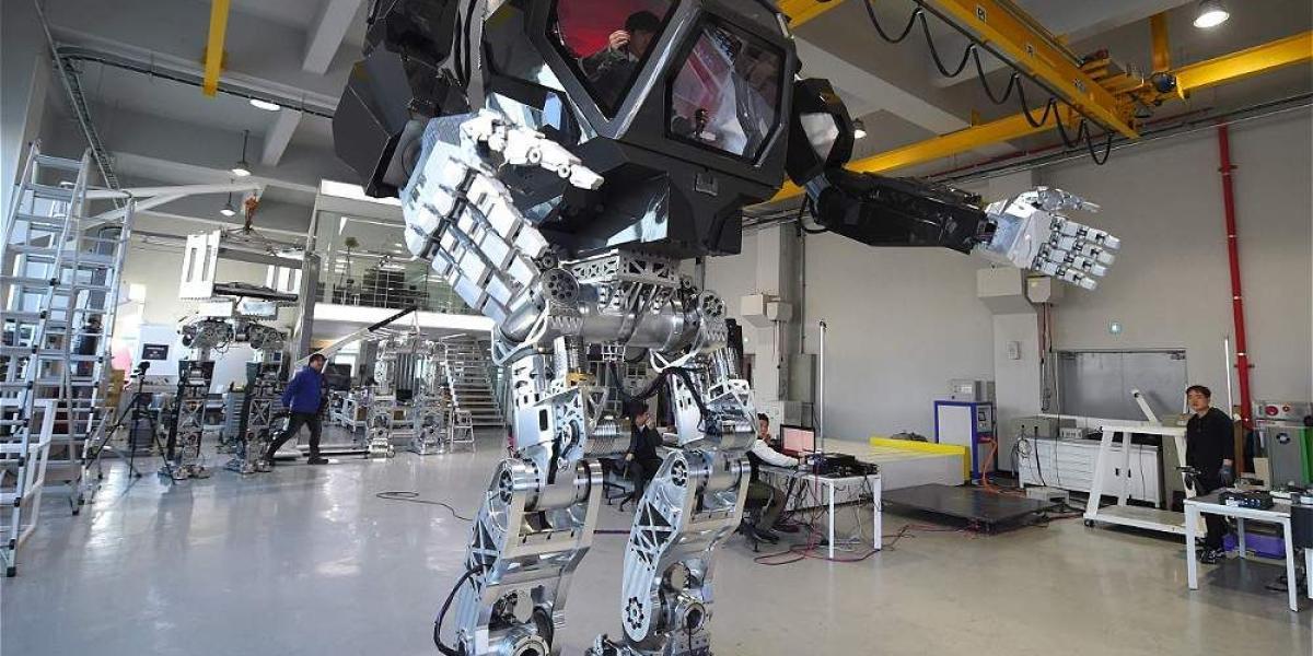 Diseñado a imagen de los famosos robots de películas, con cuatro metros de altura y un peso de 1,5 toneladas, es la gran atracción científica en Seúl.