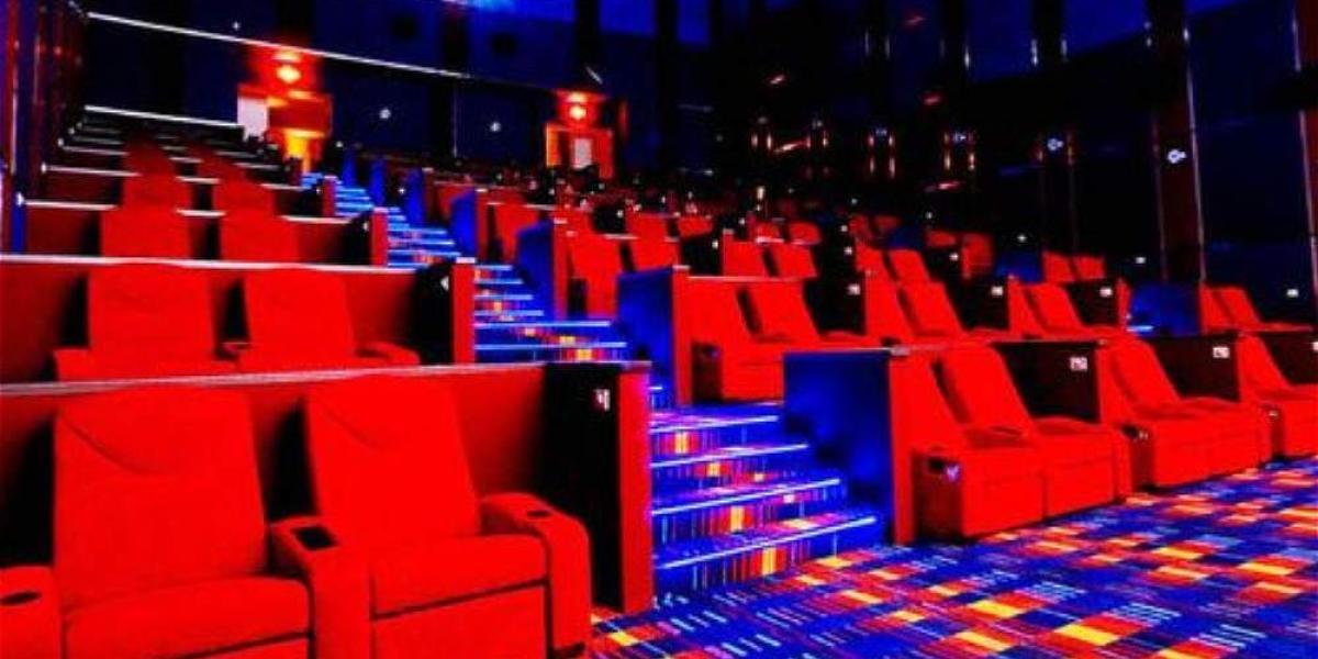 Las salas de cine que ofrece el 'Resort World' de Manila, en Filipinas, tienen tecnología de punta y quienes asisten al lugar son atentidos por meseros.