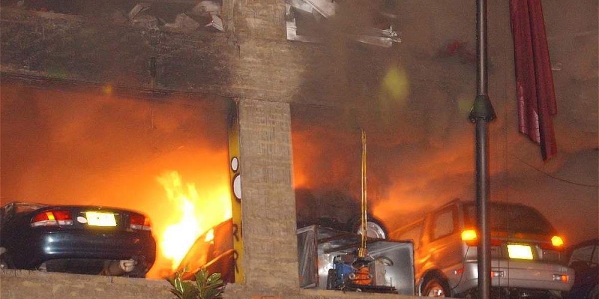 A las 8:15 de la noche estalla el carro bomba con 200 kilos de explosivos. El auto estaba estacionado debajo del área deportiva y el restaurante. Las placas de los pisos 3,4,5 y 7 fueron destruidas.
