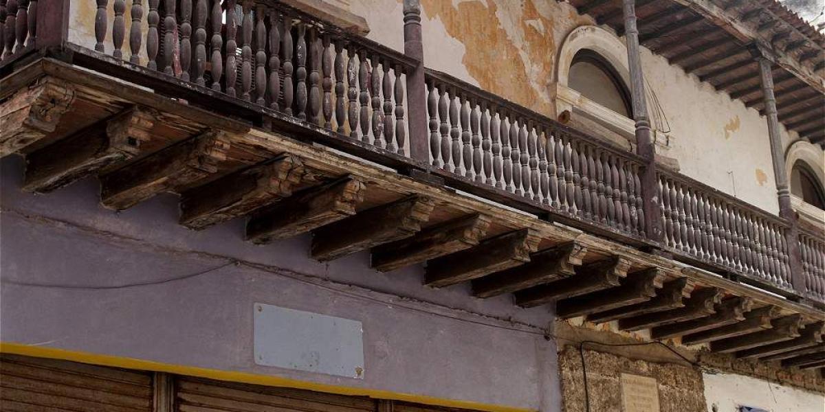 Muchos de los tradicionales balcones en el Centro Histórico representan un peligro para los transeúntes por el estado de deterioro en el que se encuentran.