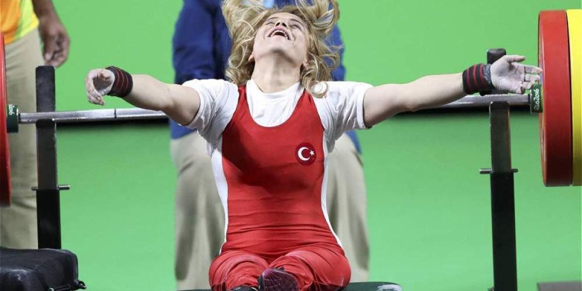 La turca Nazmiye Muratli en la final de halterofilia femenina.