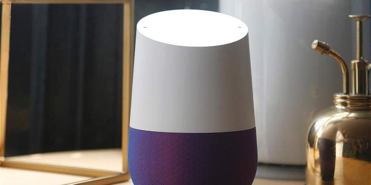 Google Home: es un dispositivo controlado por voz que lleva al asistente de Google a todas las partes de su casa. Puede pedirle que reproduzca una canción o encienda las luces. Precio: 129 dólares.