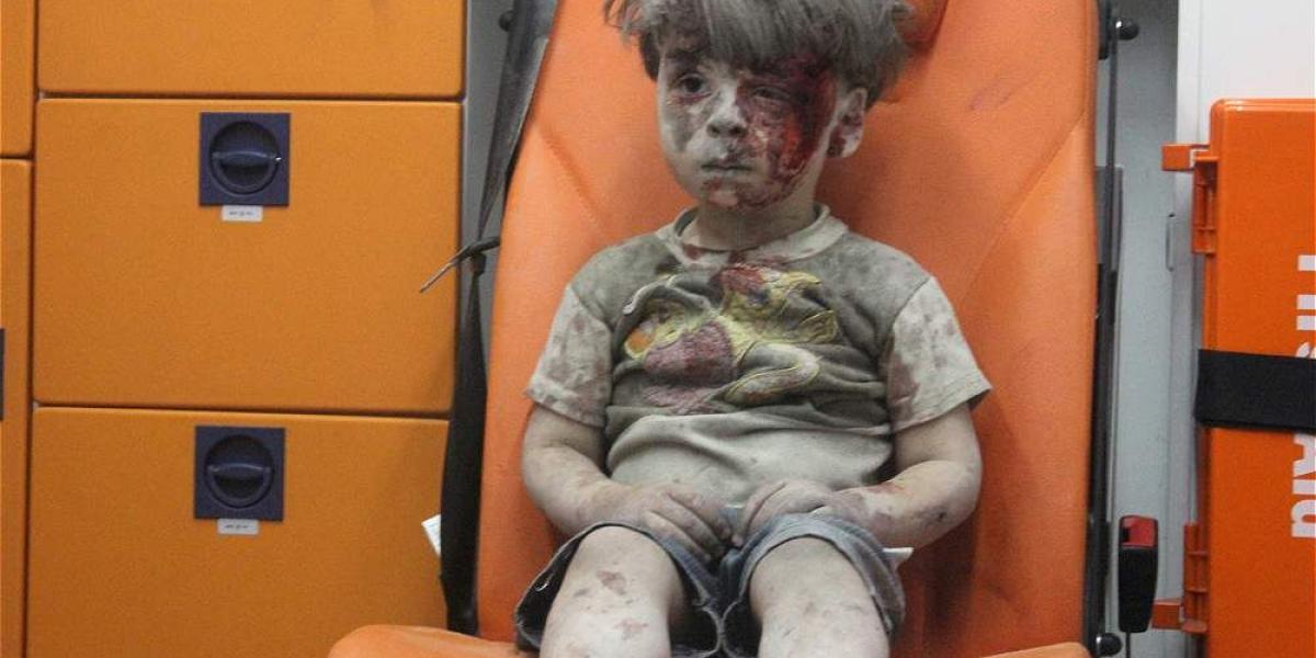 Esta semana, la imagen de Omran Daqneesh le dio la vuelta al mundo. El pequeño de 5 años sobrevivó al ataque que dejó, al menos, 33 civiles y 19 rebeldes muertos en Siria.