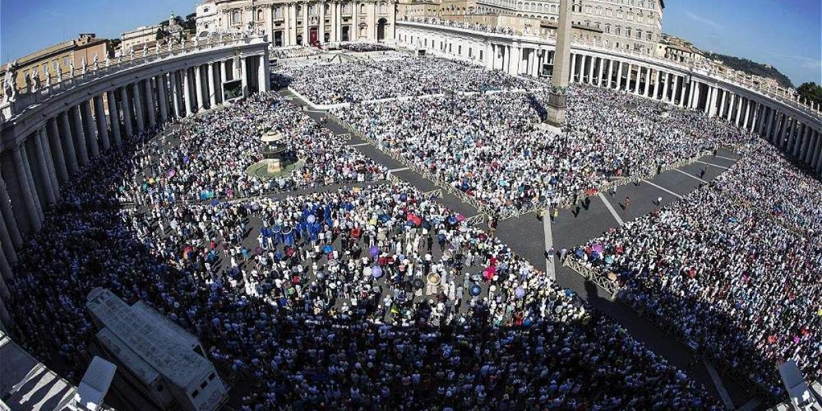 Vista general de la Plaza de San Pedro (Vaticano) durante la ceremonia de canonización de la Madre Teresa de Calcuta.