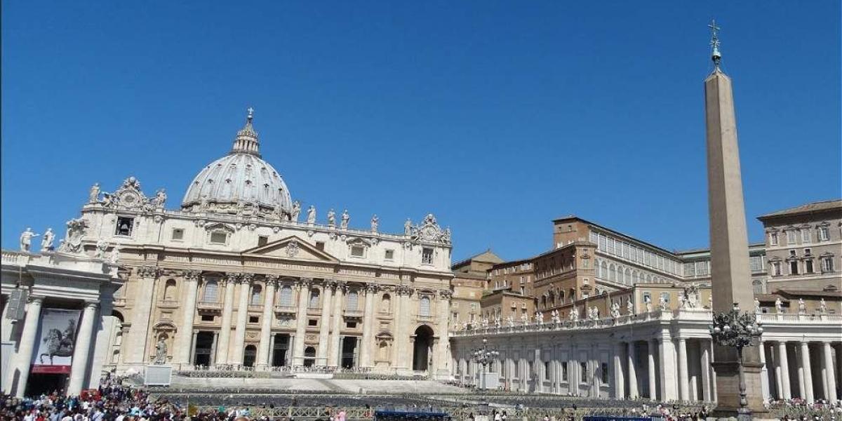 El cuarto lugar es para la Basílica de San Pedro, en la Ciudad del Vaticano en Italia. Este lugar es el punto de congregacion más grande de la religión católica.