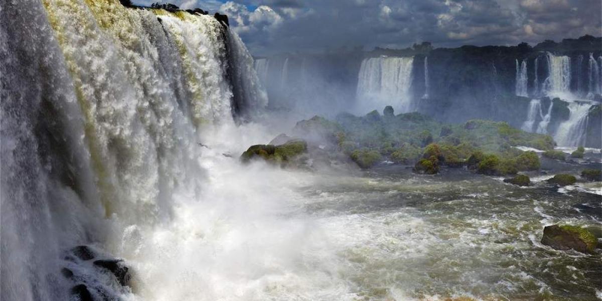 8. Cataratas de Iguazú, Argentina y Brasil. Cuentan con 2.700 metros y 272 caídas de agua. Están ubicadas entre el estado brasileño de Paraná y la provincia argentina de Misiones.