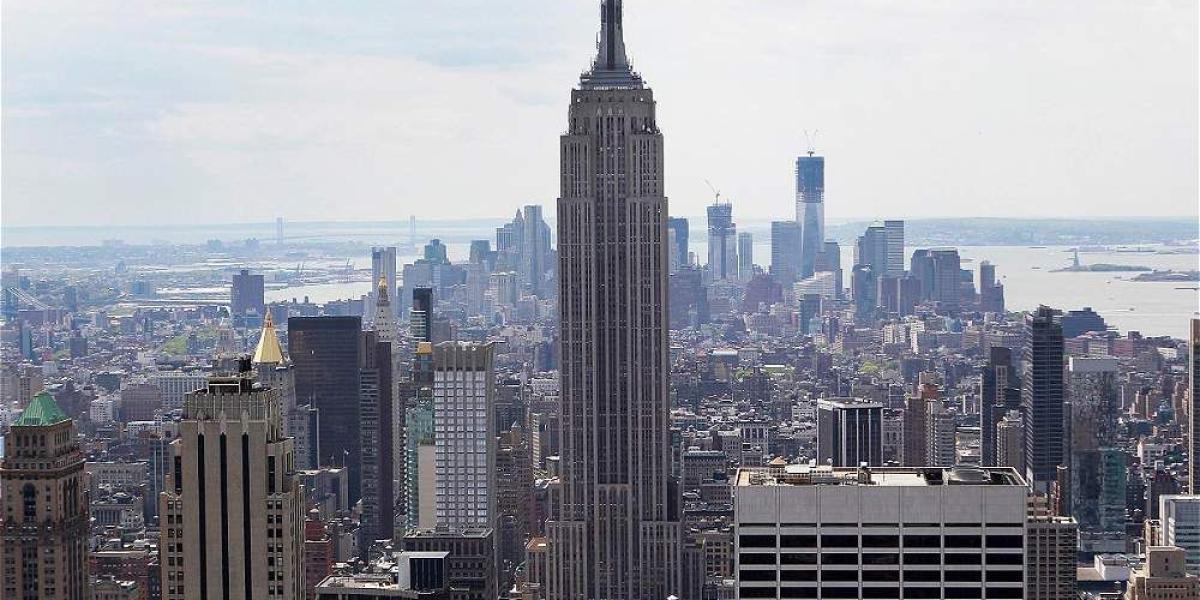 Nueva York es la ciudad más poblada de EE. UU. y es una de las más grandes del mundo. Entre sus símbolos más reconocidos y fuentes de turismo están la estatua de la Libertad y el Empire State (foto).
