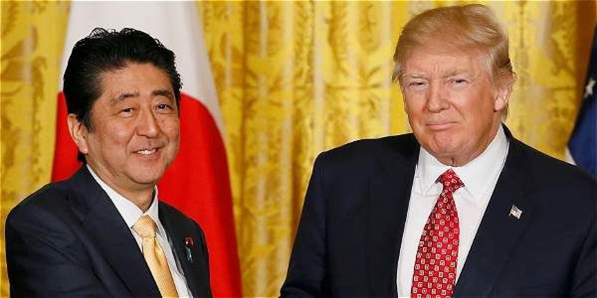 El primer ministro de Japón, Shinzo Abe, visitó ayer al presidente de Estados Unidos, Donald Trump, en la Casa Blanca.
