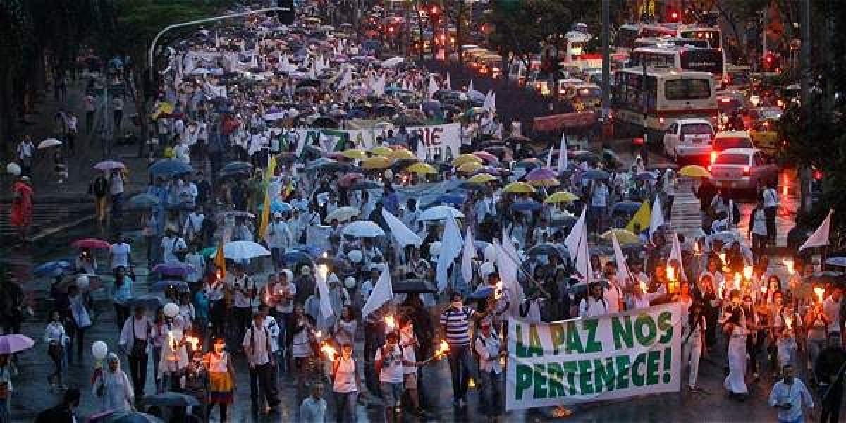 Sobre las 7:00 de la noche finalizó este viernes la marcha en defensa de la paz organizada por jóvenes universitarios en Medellín.