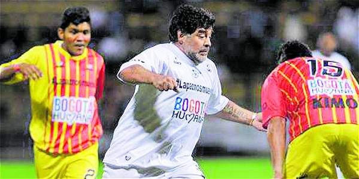 Daniel Bolívar jugó junto a Diego Maradona en el 'Partido por la paz', en el estadio de Techo, en Bogotá (2015).