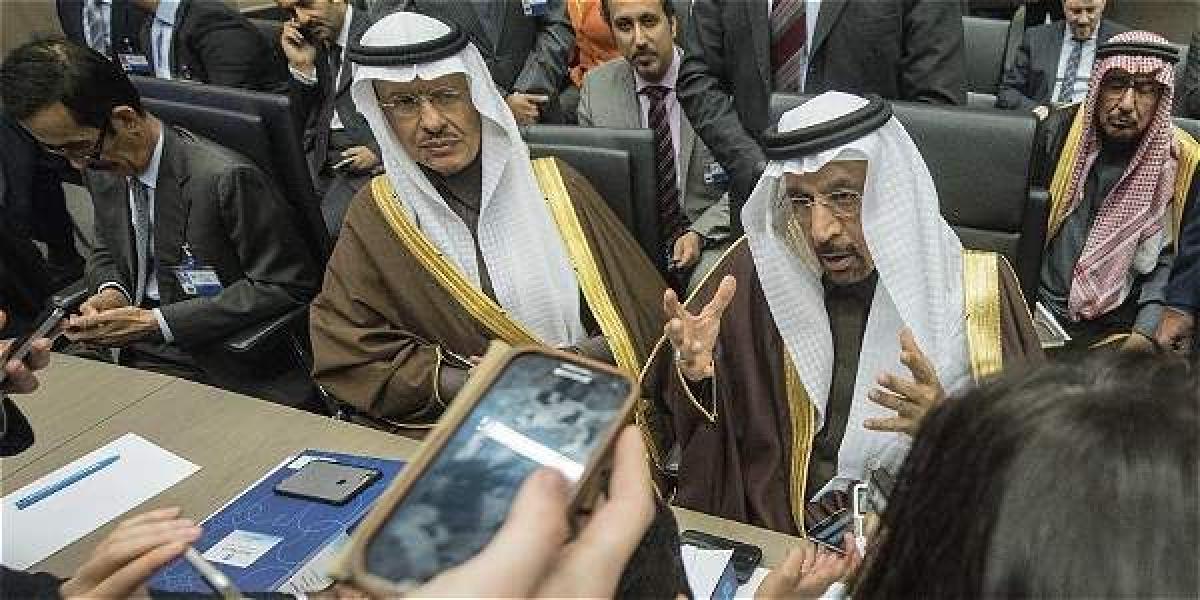 El ministro de Petróleo de Arabia Saudita, Jalid al-Falih (der.), en la reunión formal de ministros de petróleo de la Opep a finales del año pasado.