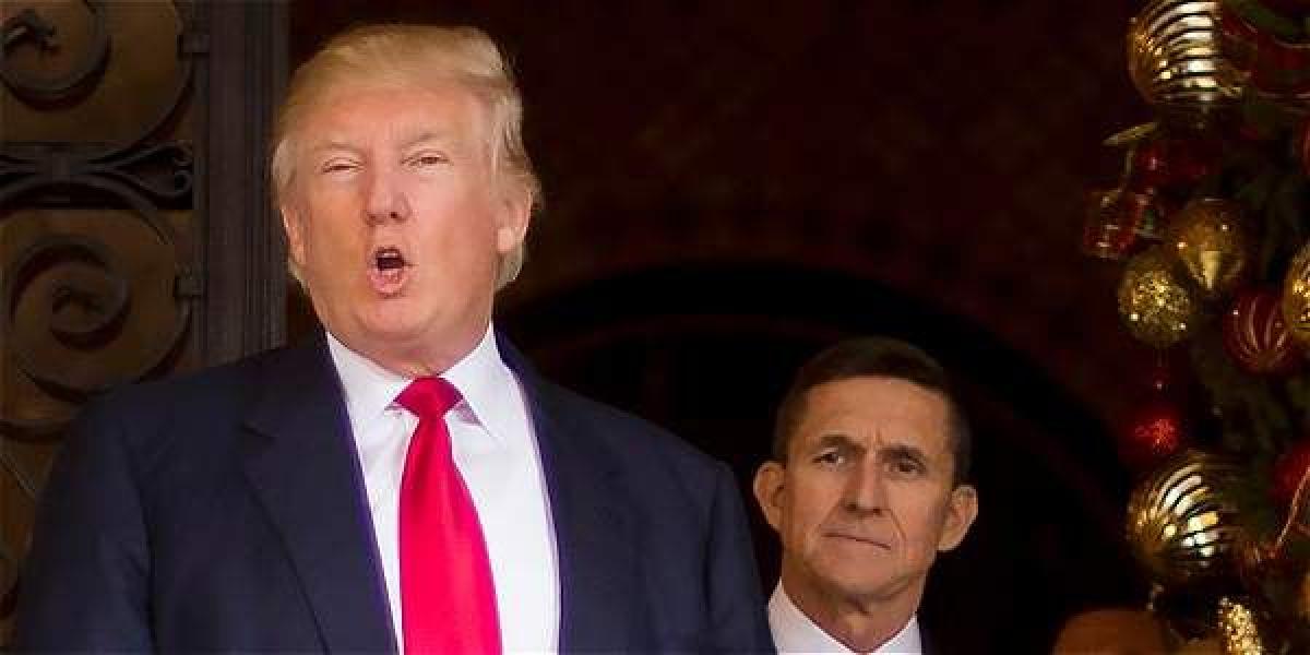 Flynn (atrás) se caracterizó por sus posiciones islamofóbicas. Acá, con Trump, en diciembre.