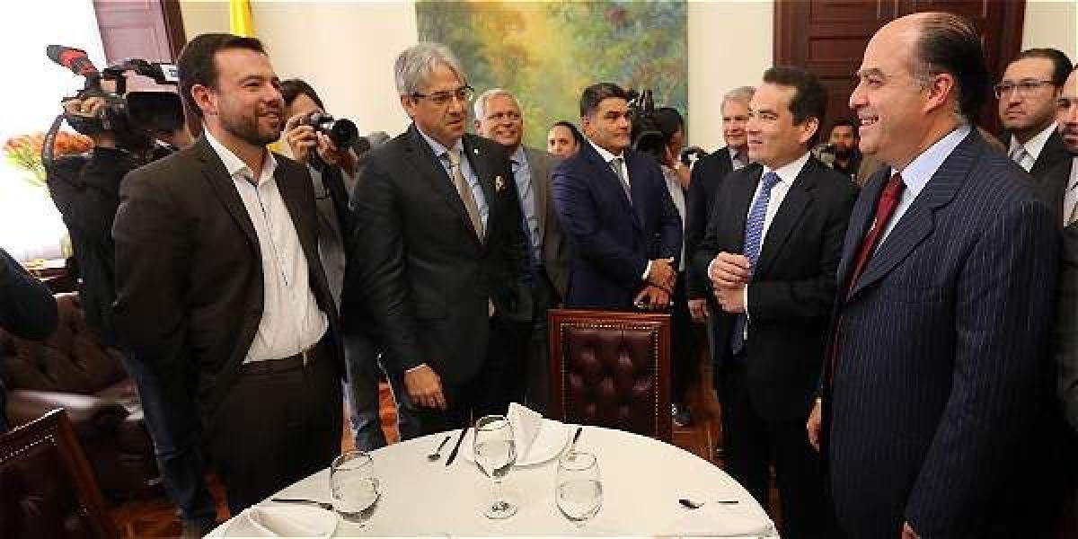 El parlamentario opositor Julio Borges (der.) habló ayer con los senadores Carlos Fernando Galán (izq.) y Jaime Amín.