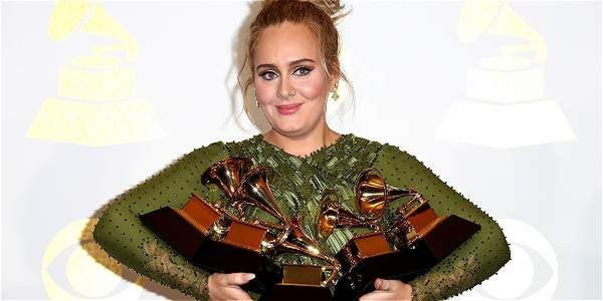 Adele se quedó con los tres premios más importantes: canción del año y grabación del año por 'Hello' y el galardón a mejor álbum del año por su trabajo '25'.