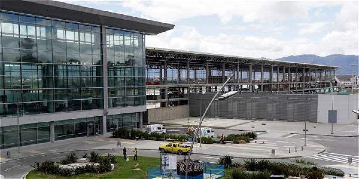 El aeropuerto El Dorado concentra el 46,6 % de los viajeros en Colombia, al alcanzar los 31'041.000 pasajeros movilizados en el 2016.