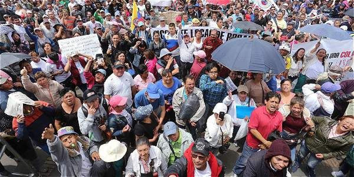 Cientos de vendedores ambulantes protestaron ayer en la Plaza de Bolívar, en Bogotá, contra el nuevo Código de Policía.