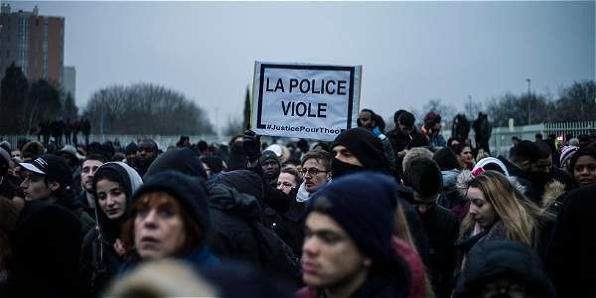 Los disturbios por la violación contra un joven negro se han extendido por varias localidades de París.
