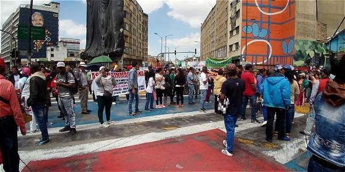 Varios vendedores ambulantes protestan por la reubicación de sus puestos de trabajo.