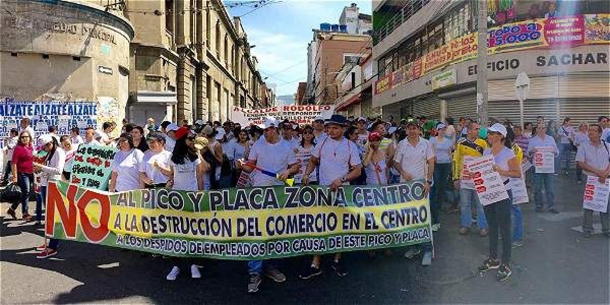 En días pasados, comerciantes del centro de Bucaramanga marcharon en contra de la medida.