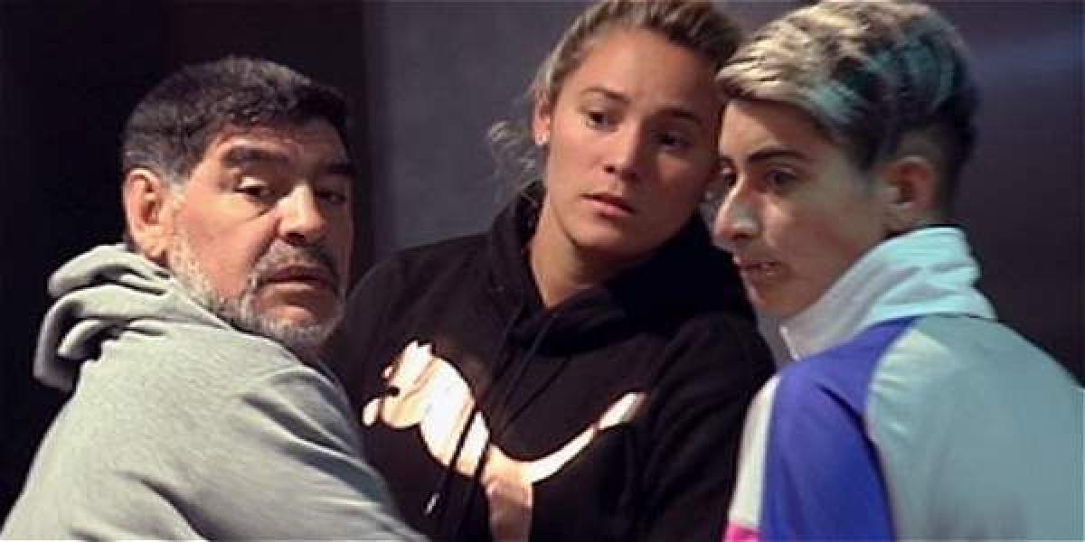 El exfutbolista Diego Maradona (i) junto a su novia Rocío Oliva en el hotel de Madrid donde se hospeda.