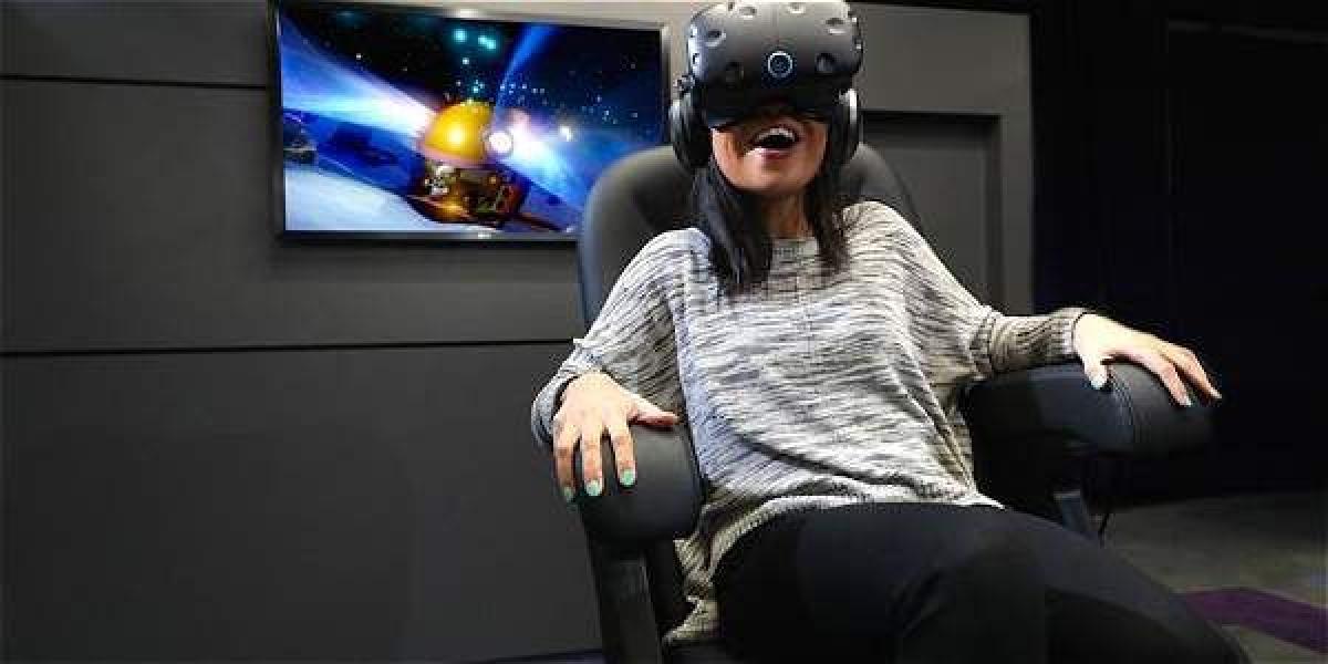 Montañas rusas, juegos y contenidos de películas están disponibles en la sala de cine de realidad virtual.