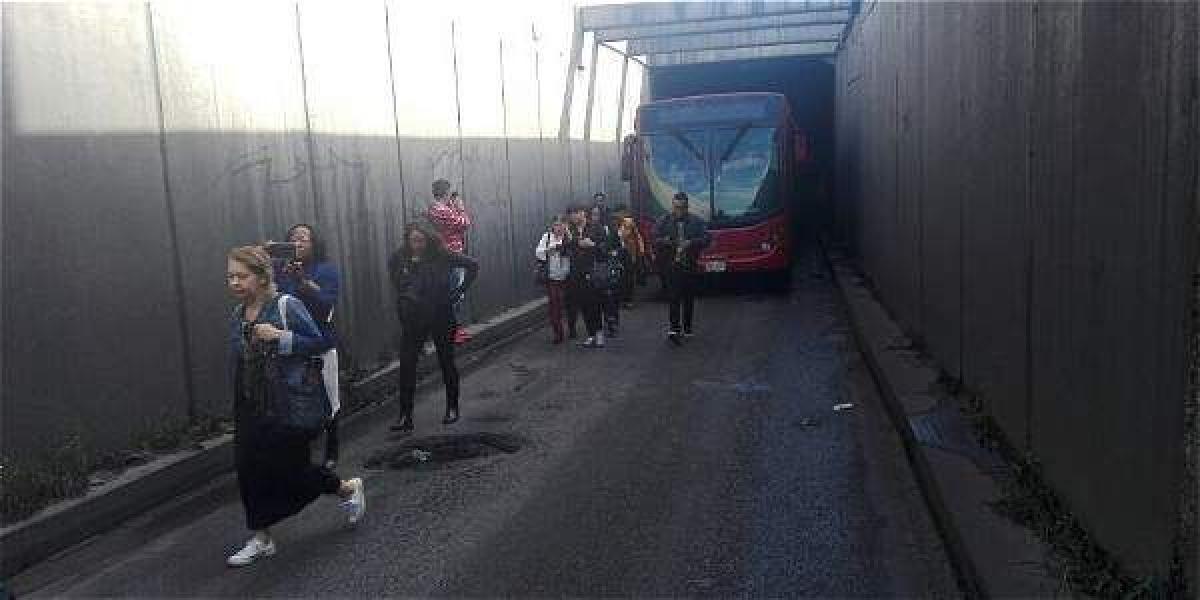 La Secretaría de Movilidad toma medidas para auxiliar a un articulado de TransMilenio que se quedó varado en el deprimido de la calle 80 para tomar la NQS al sur.