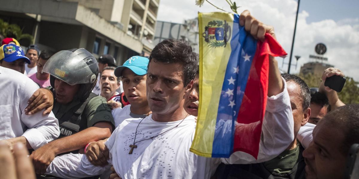 El momento en que Leopoldo López se entrega a la Justicia, el 18 de febrero del 2014. Fue condenado a casi 14 años de cárcel.