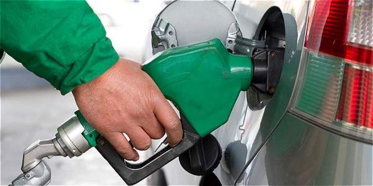 Para el usuario final, el costo del galón subiría 200 pesos, sin contar con el incremento por los otros componentes que tiene la fórmula para establecer el precio del combustible.