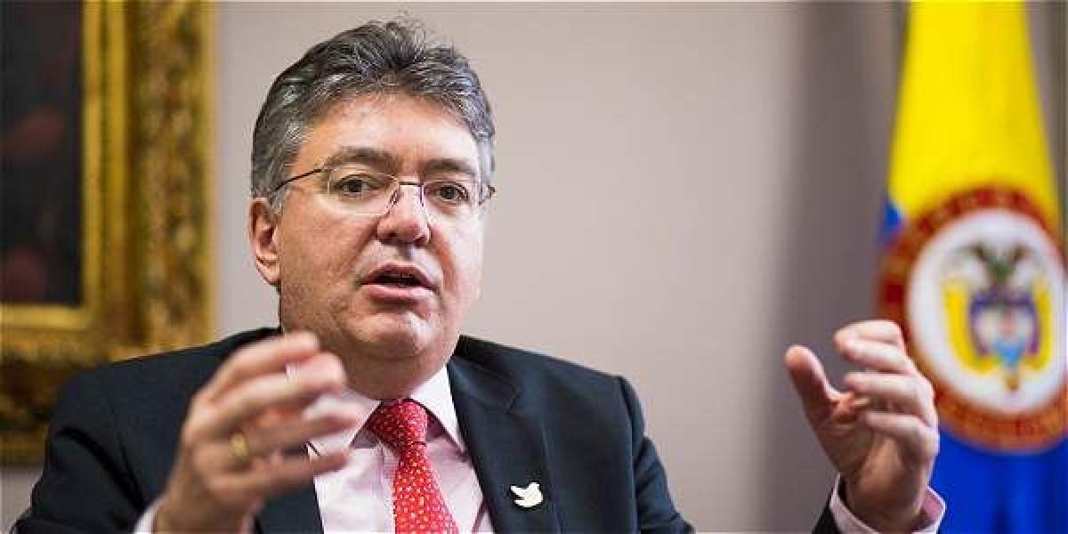 Mauricio Cárdenas dice que este año se invertirán 9 billones de pesos en vías 4G.