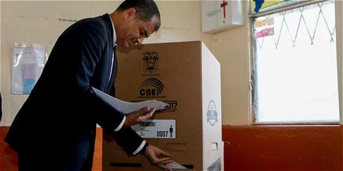 El presidente de Ecuador, Rafael Correa, vota en Quito (Ecuador), donde aseguró que hay encuestas sobre las elecciones en Ecuador que otorgan al proyecto oficialista la victoria en una sola vuelta.