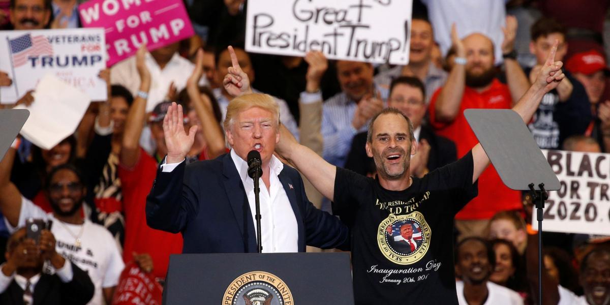 El presidente de EE. UU., Donald Trump, invitó a uno de sus seguidores a subirse a la tarima mientras daba su discurso en Florida.