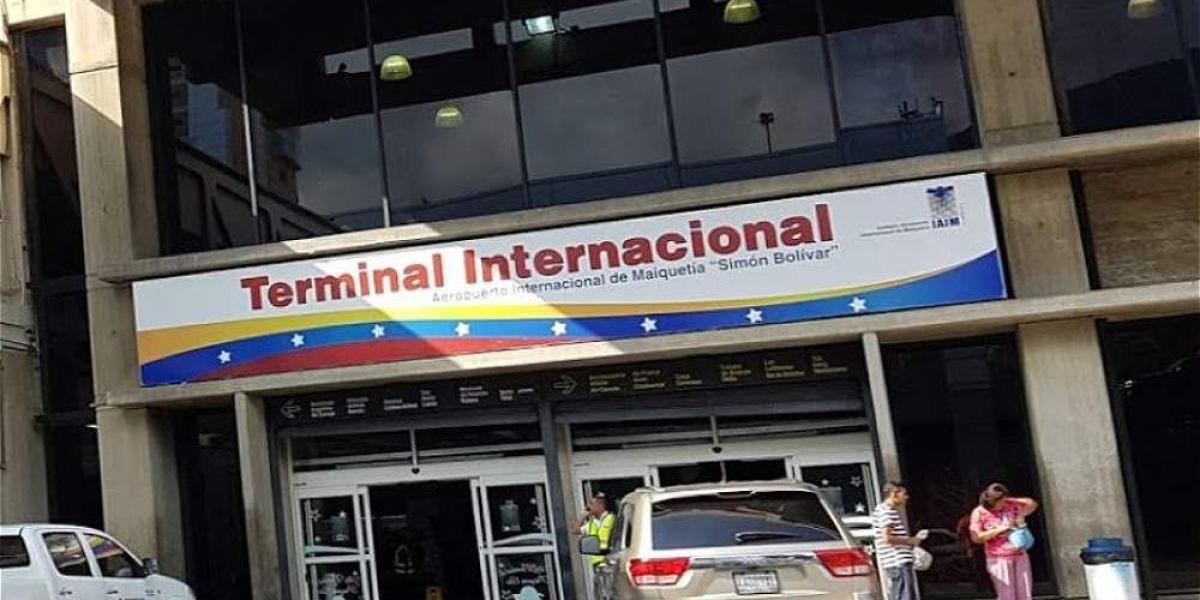 En el Aeropuerto Internacional de Maiquetía (Venezuela) es común que se cancelen rutas, esto muchas veces por el mal funcionamiento de los servicios logísticos. Ademas, los robos son frecuentes.