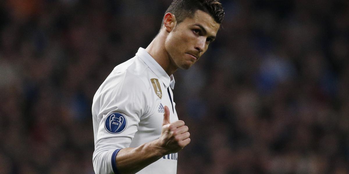 Cristiano Ronaldo, ganador de cuatro Balones de Oro, alcanza los 33.6 km/h.
