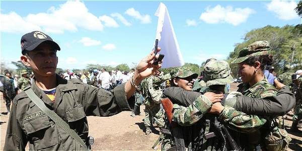Un guerrillero celebra la llegada a la zona donde dejará las armas en La Guajira.