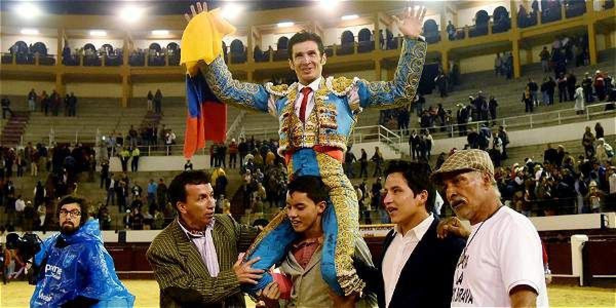 El torero colombiano Ramsés salió en hombros el pasado domingo de la plaza Santamaría, en la última corrida de la temporada.