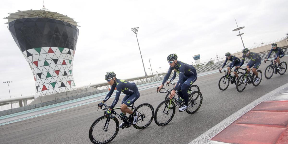 El ciclista colombiano Nairo Quintana (i), del equipo Movistar, junyo a sus compañeros durante un entrenamiento en el circuito Yas Marina de Abu Dabi, Emiratos Árabes Unidos.