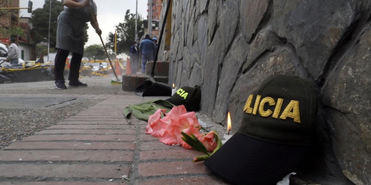 Un día después de la explosión en La Macarena, la comunidad dejó flores en el lugar donde resultaron heridos los Policías.