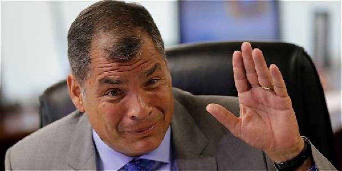 Rafael Correa, presidente de Ecuador, al depositar su voto.