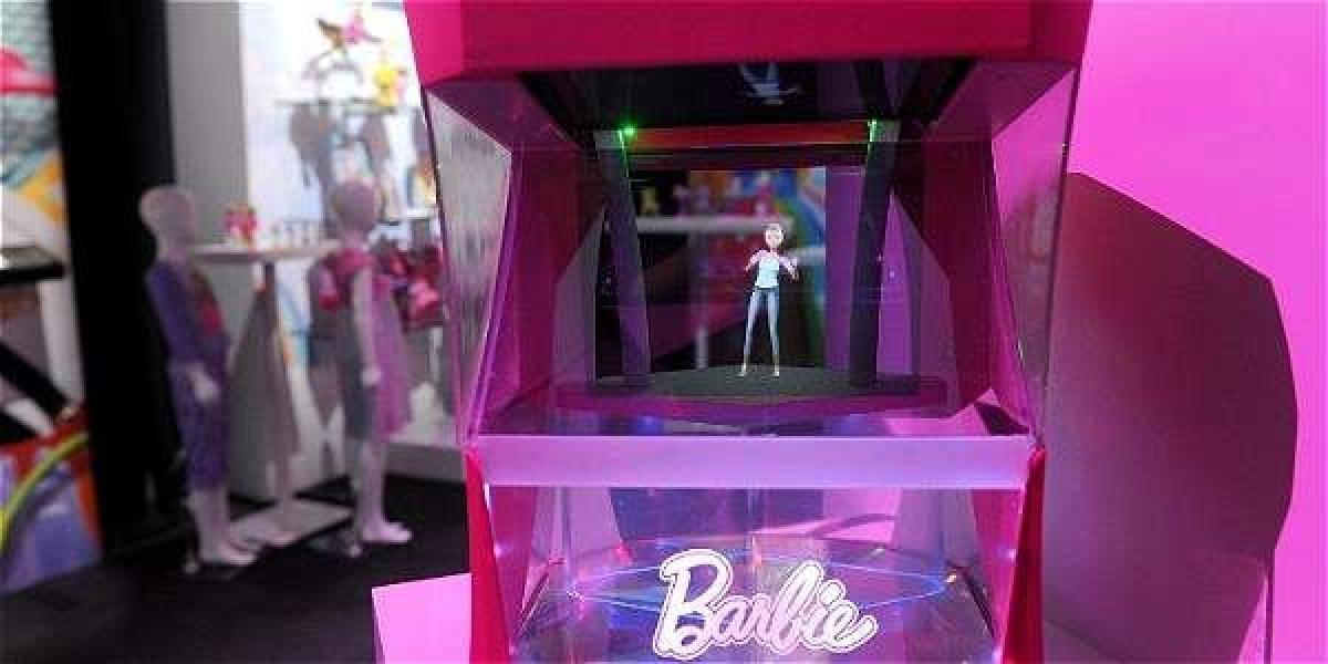 La barbie permanece en una caja a la espera de responder los comandos de voz con los que es activada.