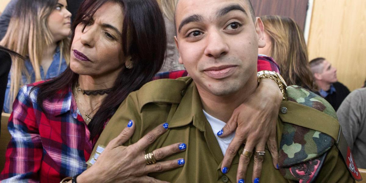 El soldado israelí Elor Azaria junto a su madre poco antes de conocer la duración de la condena.