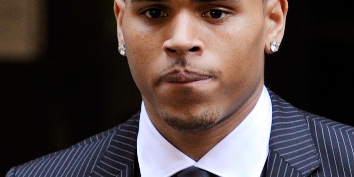 De incumplir la medida, Chris Brown podría ser arrestado.