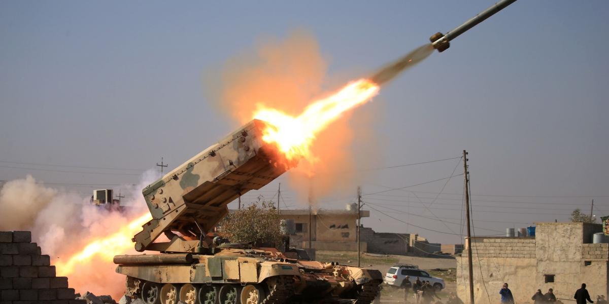 Lanzamiento de un cohete contra militantes del Estado Islámico.