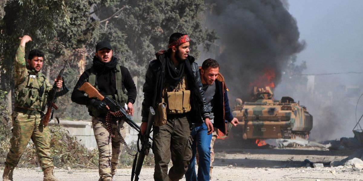 Los rebeldes sirios tomaron el control de la ciudad de Al Bab, en medio de explosiones y disparos.