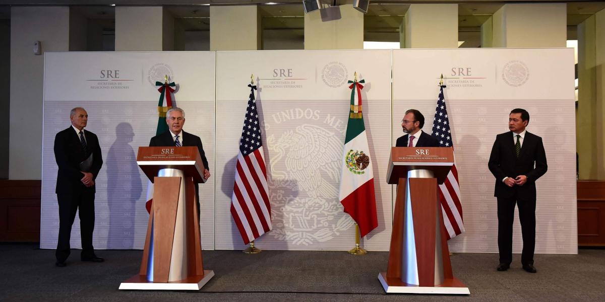 De izquierda a derecha: el secretario de Seguridad y el secretario de Estado de EE. UU., Rex Tillerson y John Kelly; el canciller y el ministro del interior mexicanos, Luis Videgaray y Miguel Osorio.
