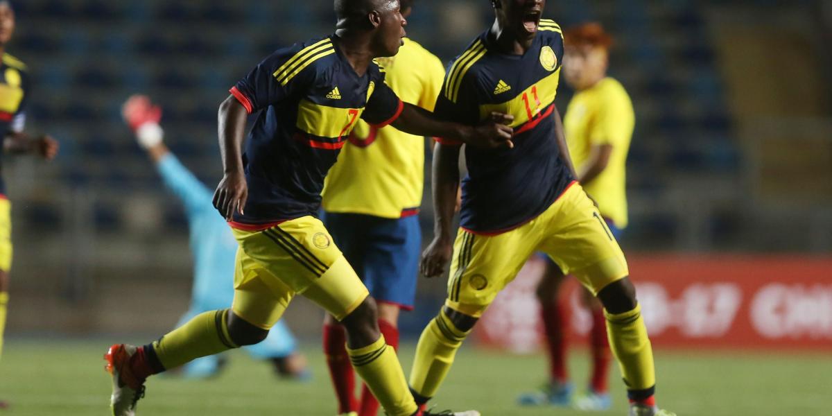 Sebastian Peñaloza (der.) celebra el segundo gol de Colombia en el triunfo 2-1 sobre Ecuador.