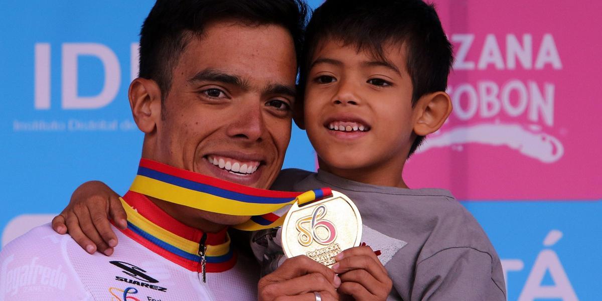 Jarlinson Pantano celebra con su hijo la victoria en la contrarreloj individual del Campeonato Nacional de Ciclismo de Ruta.