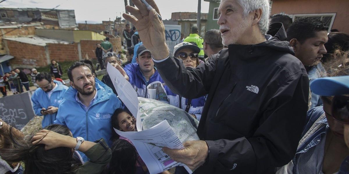 Mientras sus opositores recolectan firmas para revocarle el mandato, el alcalde Peñalosa ha optado por estar más en la calle.