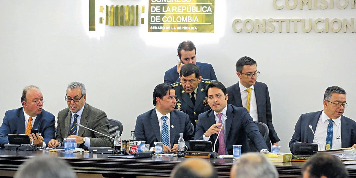 Luis Carlos Villegas, ministro de Defensa (izq.), estuvo atento a los debates. Acudió el comandante de las Fuerzas Militares, Juan Rodríguez.