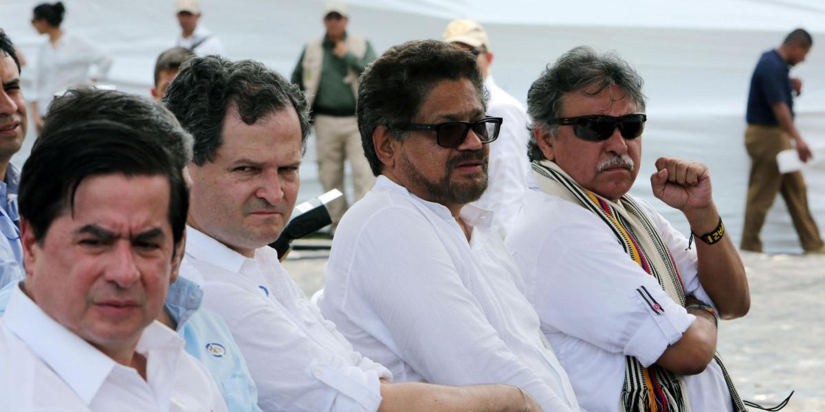 De izq. a der: Juan F. Cristo; el comisionado de Paz, Sergio Jaramillo; y los líderes de las Farc Iván Márquez y Jesús Santrich.